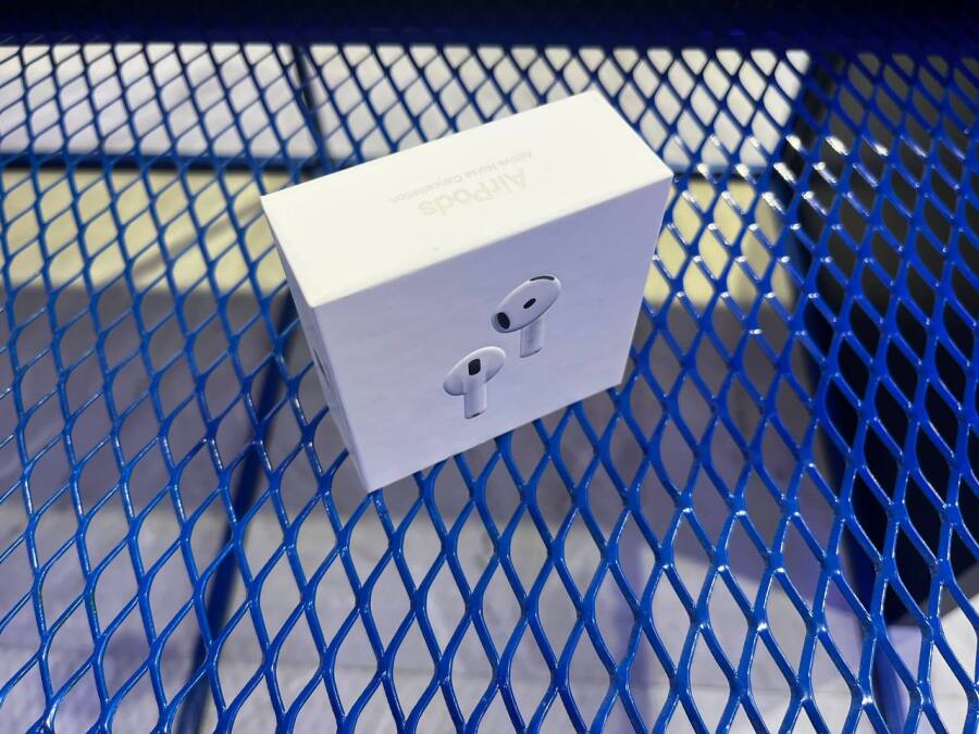 Новые наушники Apple AirPods 4 с шумоподавлением