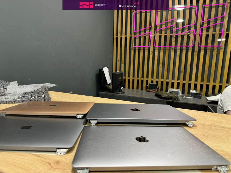 Крышки от MacBook с разбитыми матрицами